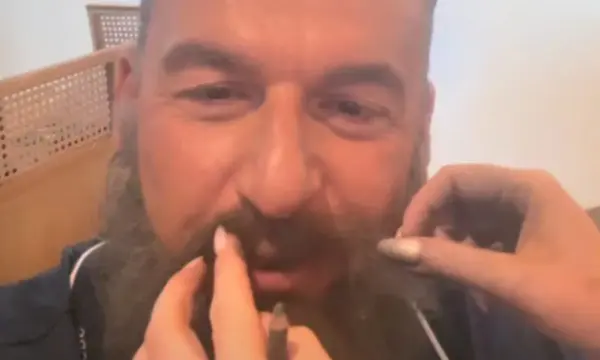 Γιώργος Λιάγκας: Μεταμορφώθηκε για το τρέιλερ και η αντίδρασή του όταν είδε τον εαυτό του με γένια