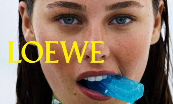 LOEWE: Η νέα καμπάνια Φθινόπωρο/Χειμώνας 2026 ανεβαίνει στις Άλπεις