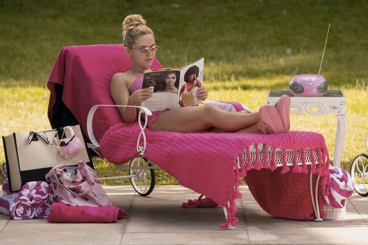 Η Lexi Minetree σε σκηνή της σειράς Elle υποδυόμενη την Elle Woods