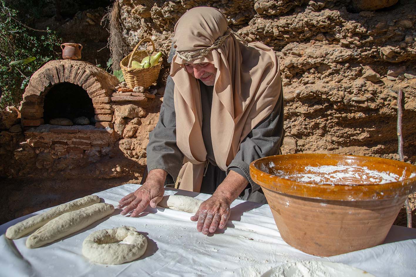 Αναδημιουργία μιας σκηνής Χριστουγέννων στο παράρτημα του Motril de Tablones. Φούρναρης που ζυμώνει ψωμί δίπλα στον τεχνικό φούρνο. Motril, Γρανάδα, Ισπανία, 23 Δεκεμβρίου 2018.