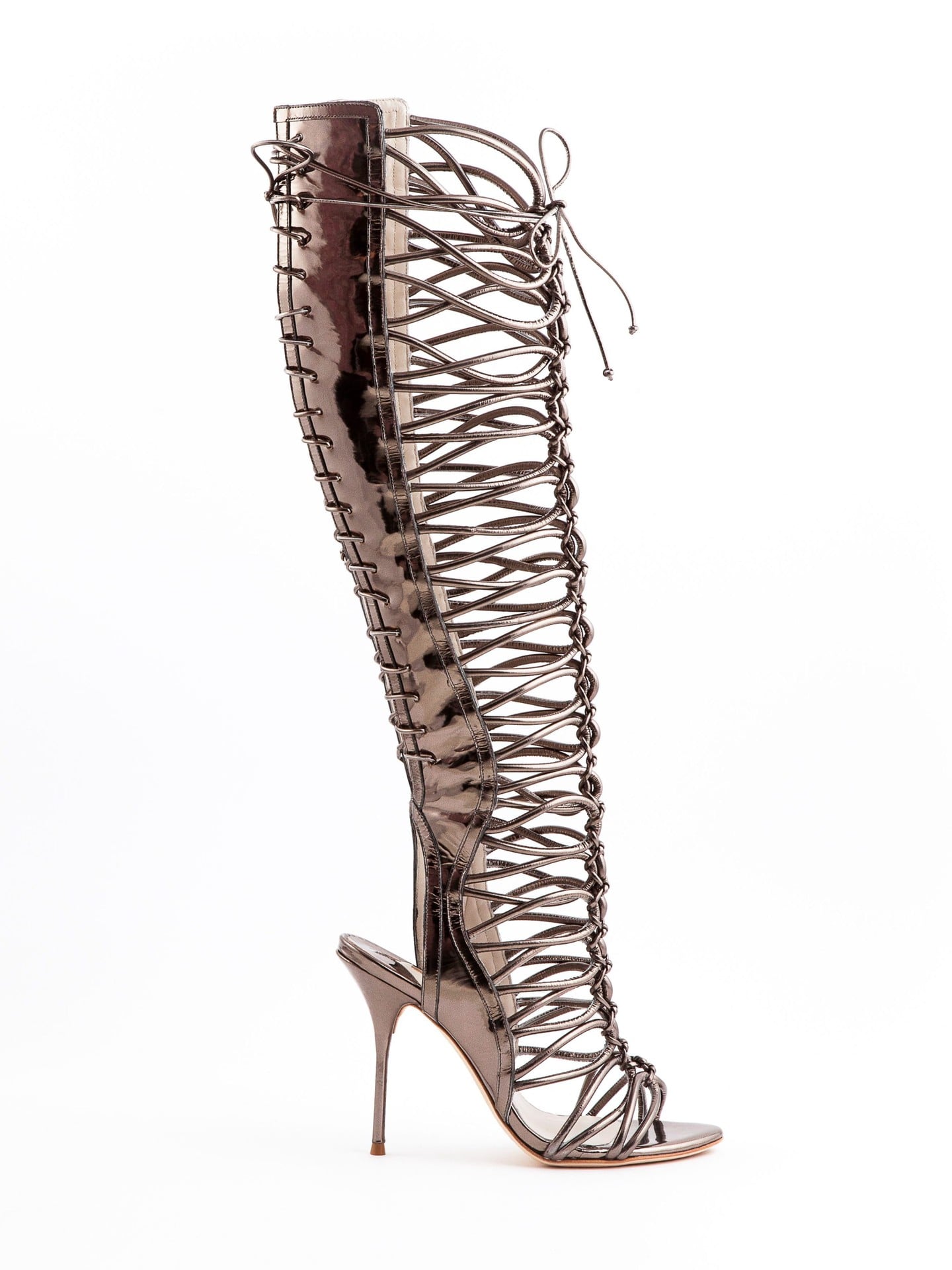 Ψηλά metallic bronze gladiator σανδάλια Sophia Webster με λεπτό τακούνι στιλέτο και κορδόνια μέχρι το γόνατο.