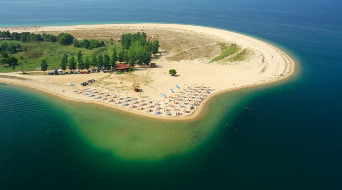 Η παραλία της Καβαλάς όπου μια λωρίδα γης εισχωρεί στη θάλασσα και απλώνεται στο Αιγαίο