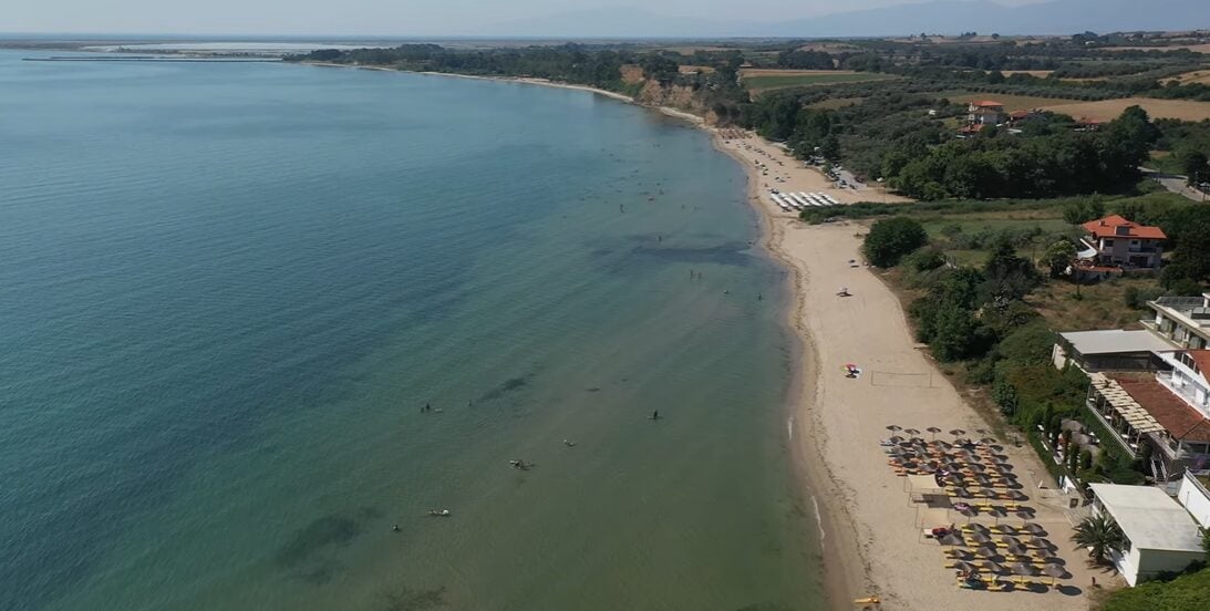 54 χιλιόμετρα από τη Θεσσαλονίκη – Κολυμπώντας στην παραλία όπου το κύμα συναντά την ιστορία