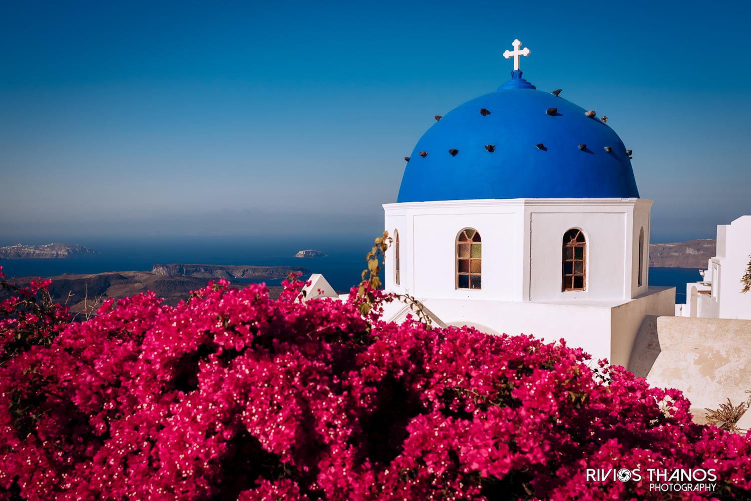 Σαντορίνη: Πώς έγινε ο απόλυτος προορισμός – Τι αποκαλύπτει τουριστικός οδηγός 55 ετών