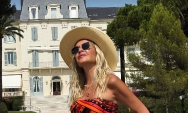 Άννα Βίσση: Ποζάρει στη Σαντορίνη με φόντο την Καλντέρα
