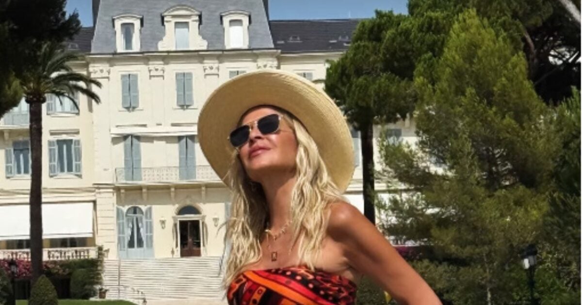 Άννα Βίσση: Ποζάρει στη Σαντορίνη με φόντο την Καλντέρα