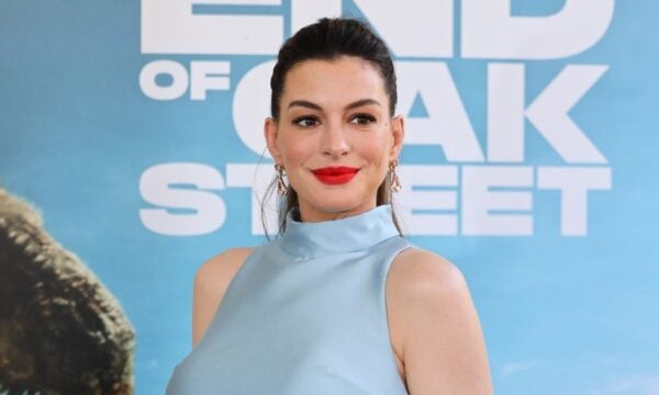 Η Anne Hathaway ποζάρει σε εξώφυλλο περιοδικού με τολμηρό bixie και αποδεικνύει τη δυναμική των κοντών κουρεμάτων