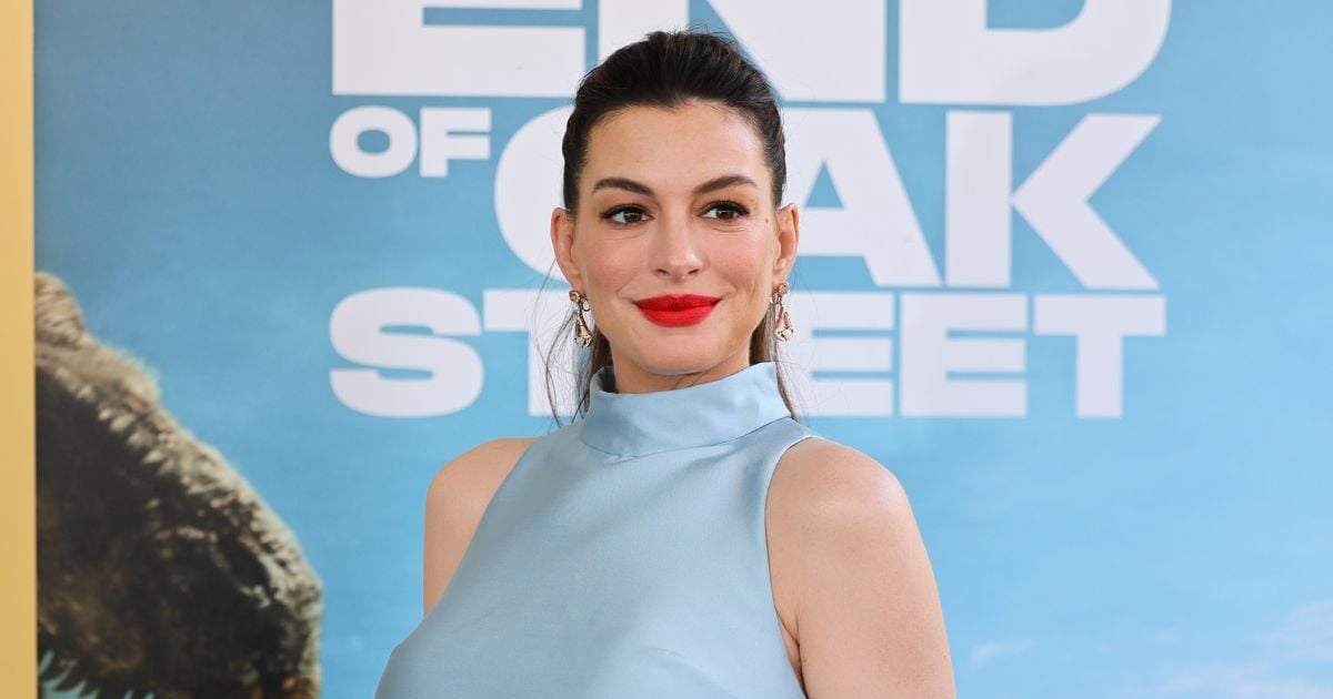 Η Anne Hathaway ποζάρει σε εξώφυλλο περιοδικού με τολμηρό bixie και αποδεικνύει τη δυναμική των κοντών κουρεμάτων