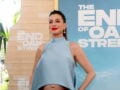 Anne Hathaway: Η απάντηση σε όσους αμφισβήτησαν την εγκυμοσύνη της – «Ψεύτικα μαλλιά, αληθινή κοιλιά»
