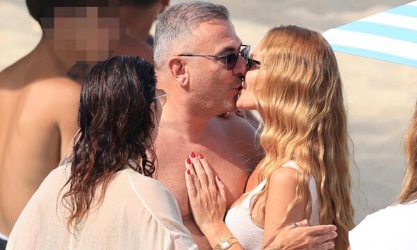 Αντώνης Ρέμος – Υβόννη Μπόσνιακ: Παθιασμένα φιλιά σε παραλία της Μυκόνου – Φωτογραφίες