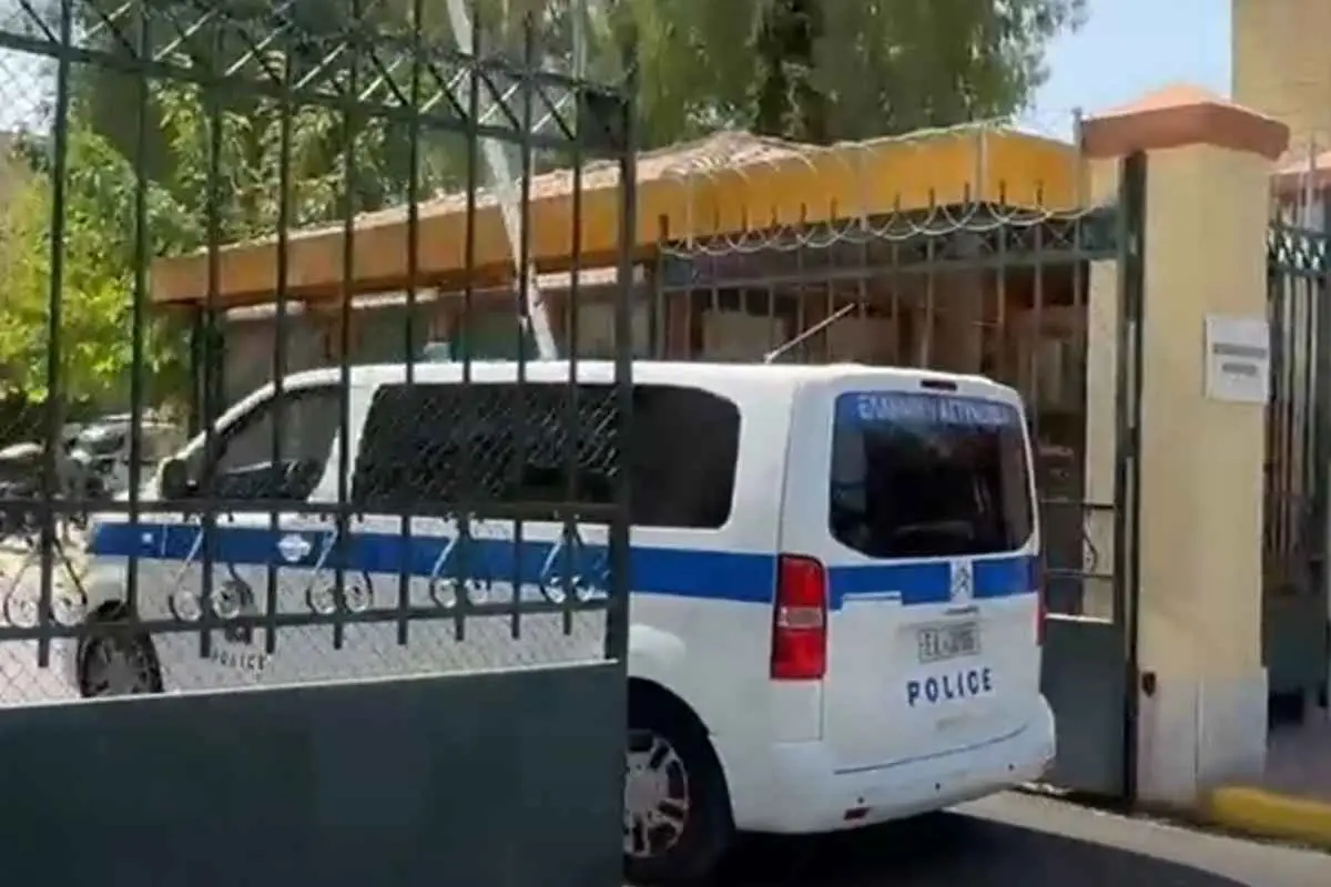 Ο Μουγκοπέτρος στην Ευελπίδων μετά τη σύλληψη – Ήταν σε πανηγύρι στη Λαμία