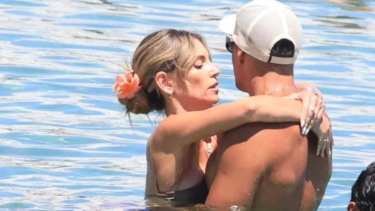 Αγκαλιές και φιλιά σε παραλία της Μυκόνου: Οικονομάκου – Τσερέλα μέσα στο νερό (φωτογραφίες)