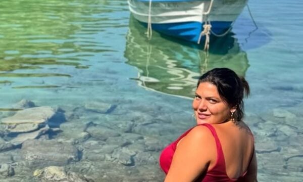 Δανάη Μπάρκα: Η φωτογραφία με μαγιό και το μήνυμα «Να μένεις εκεί που υπάρχει αγάπη, αλήθεια και αμοιβαιότητα»