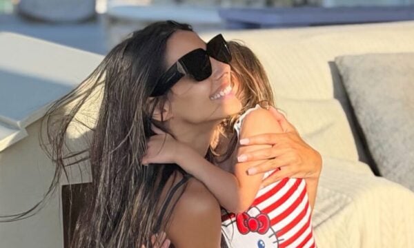 Άννα Μπεζάν: Τρυφερές στιγμές με την 3,5 ετών κόρη της στη Μύκονο