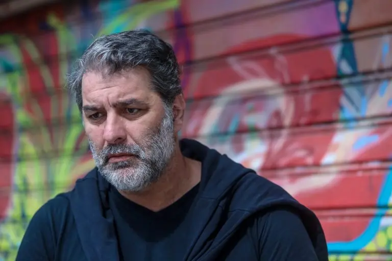 Μελίνα Νικολαΐδη – Βασίλης Μπισμπίκης: Παίζουν χαρτιά με μαγιό μετά τις βουτιές τους στην Κρήτη