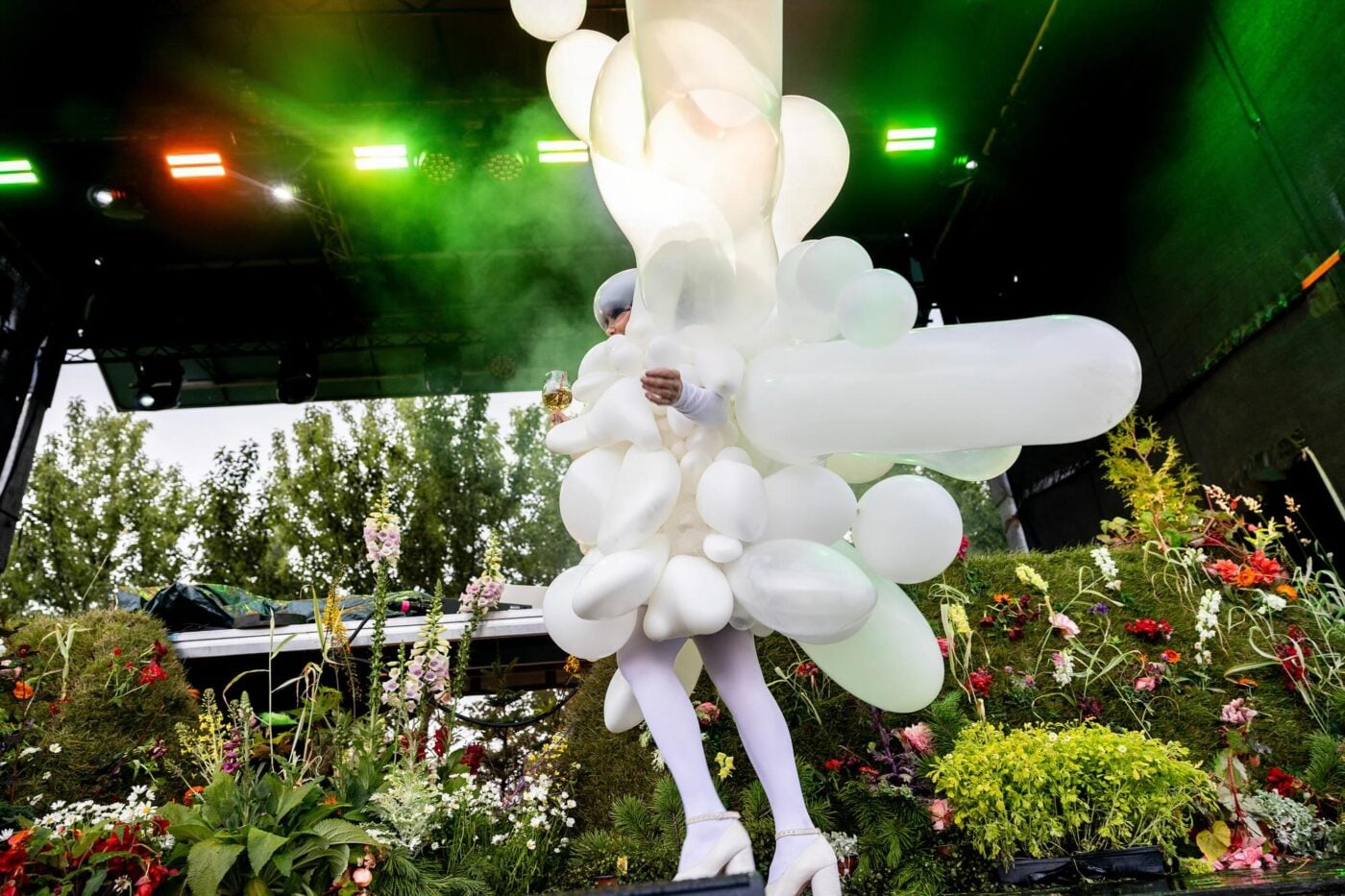 Björk εμφανίστηκε σε συναυλία με φόρεμα-γλυπτό από λευκά μπαλόνια