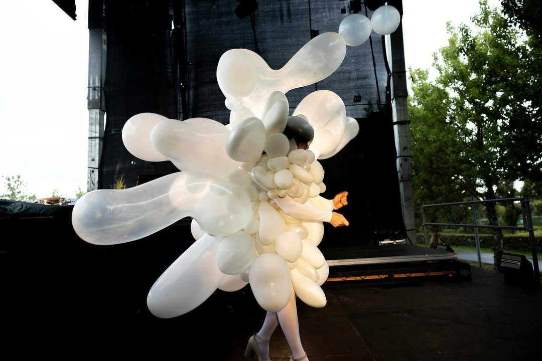 Björk εμφανίστηκε σε συναυλία με φόρεμα-γλυπτό από λευκά μπαλόνια