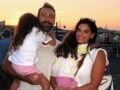 Χριστίνα Μπόμπα: Η φωτογραφία με τις δίδυμες κόρες τους από το ταξίδι τους – Jet Lag