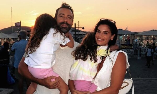 Χριστίνα Μπόμπα: Η φωτογραφία με τις δίδυμες κόρες τους από το ταξίδι τους – Jet Lag