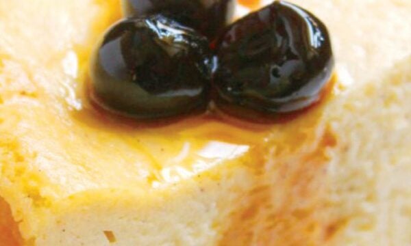 Τσίζκεϊκ άσπρης σοκολάτας με κεράσια και σιρόπι κουμανταρίας
