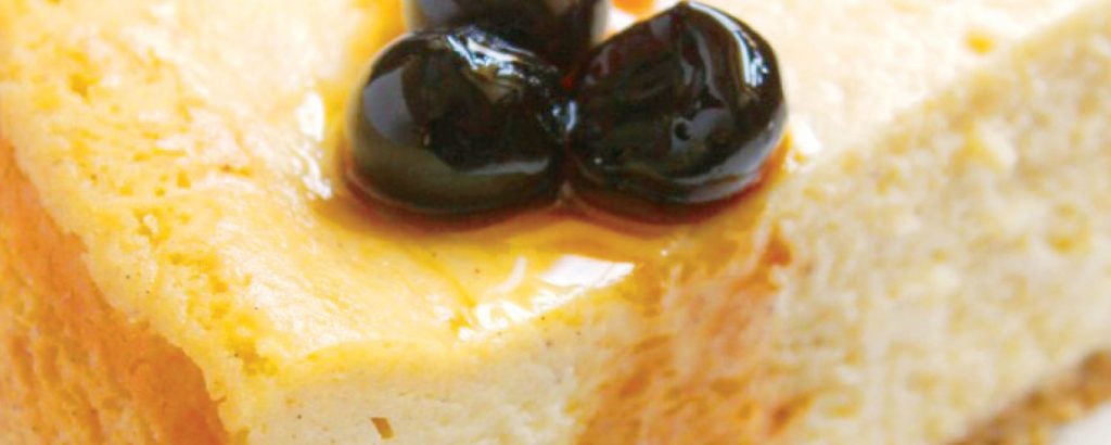 Τσίζκεϊκ άσπρης σοκολάτας με κεράσια και σιρόπι κουμανταρίας