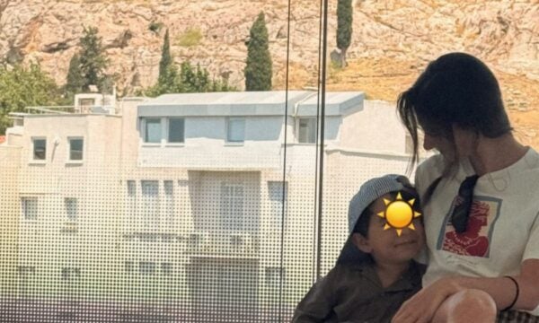 Χρύσα Μιχαλοπούλου: Στο Μουσείο της Ακρόπολης με τον τεσσάρων ετών γιο της – Φωτογραφίες