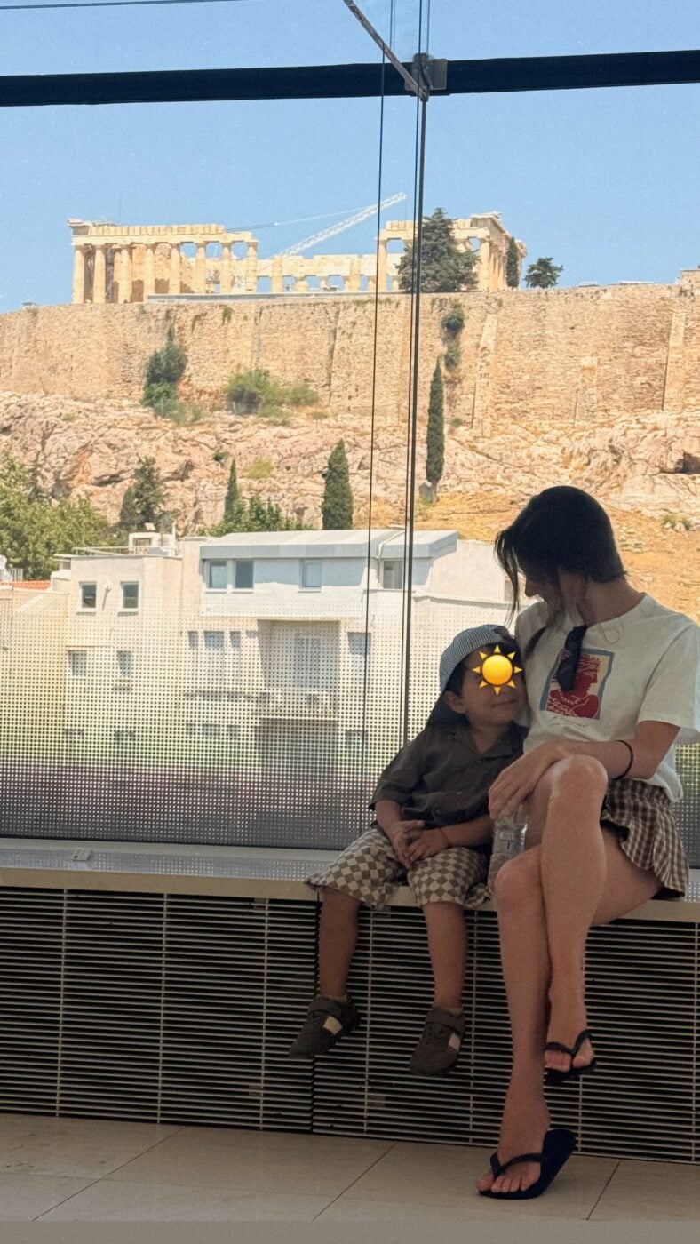 Χρύσα Μιχαλοπούλου: Στο Μουσείο της Ακρόπολης με τον τεσσάρων ετών γιο της – Φωτογραφίες