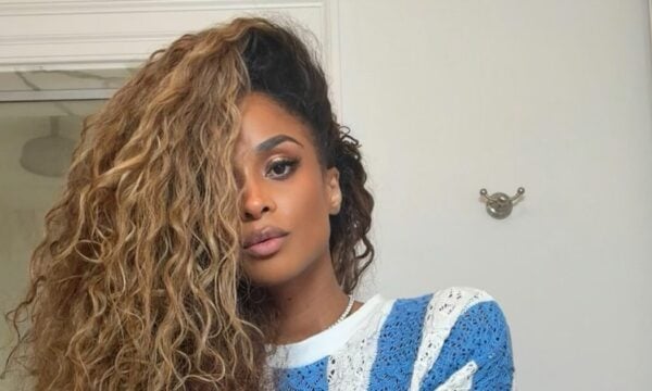 Ciara υιοθέτησε τη γοητευτική ξανθιά απόχρωση για τα μαλλιά της