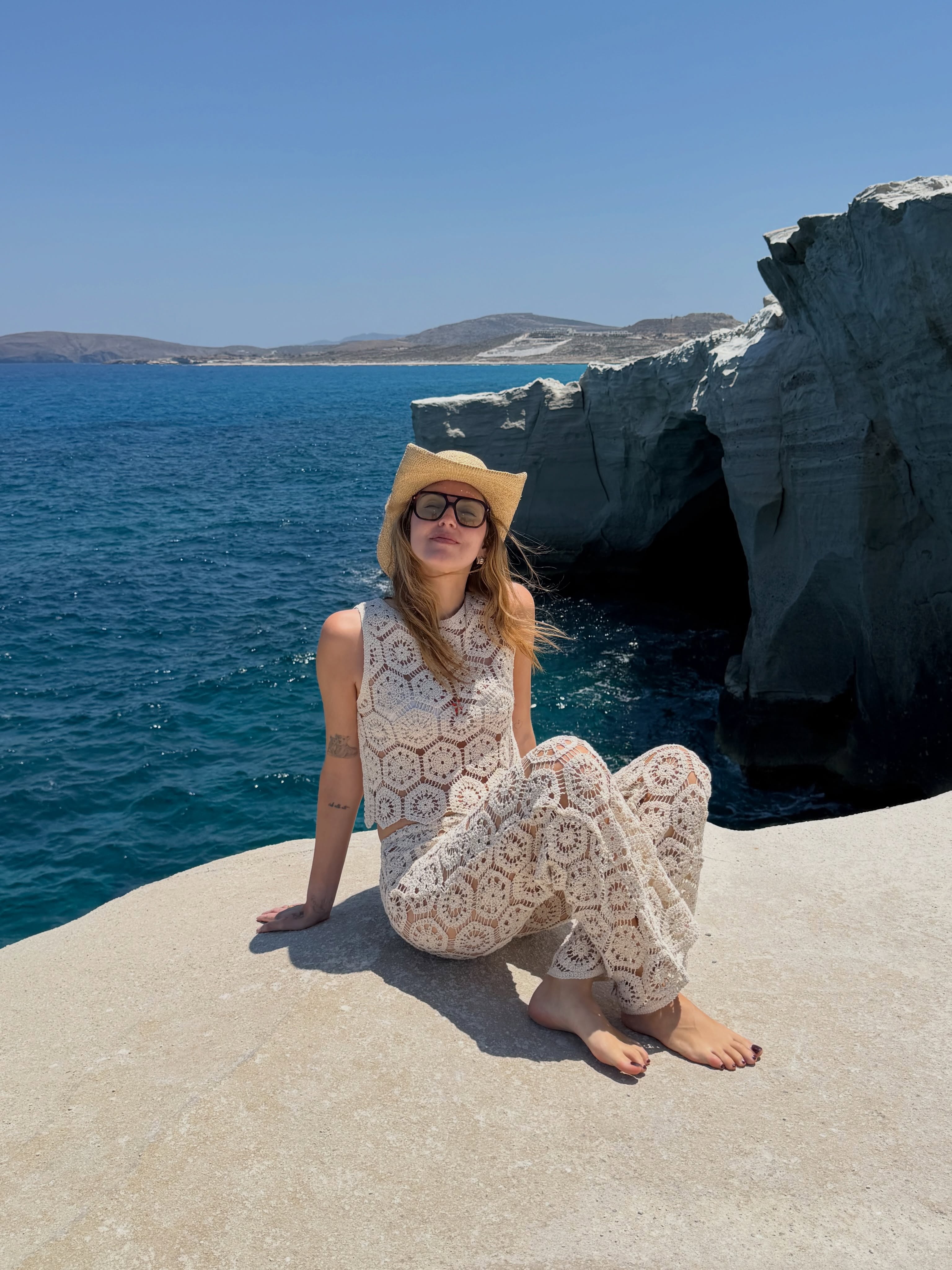 Crochet: Τα ρούχα από βελονάκι έχουν την τιμητική τους στο νησί ή στην πόλη