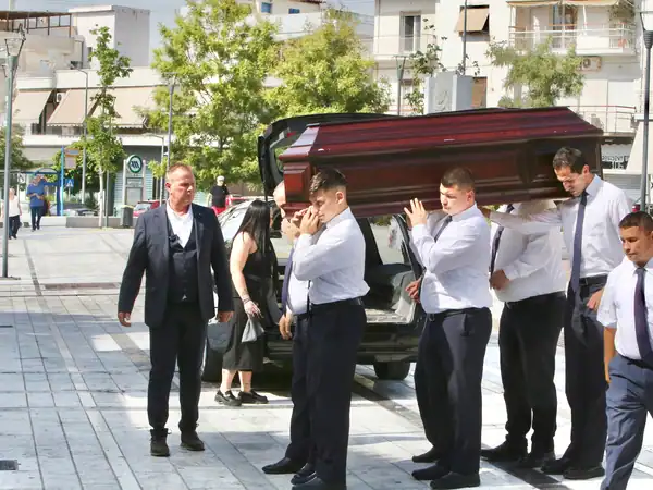Κηδεία Κόκοτα: Το μεταφυσικό φαινόμενο που ανατρίχιασε όλους όταν έμπαινε το φέρετρο στο χώμα