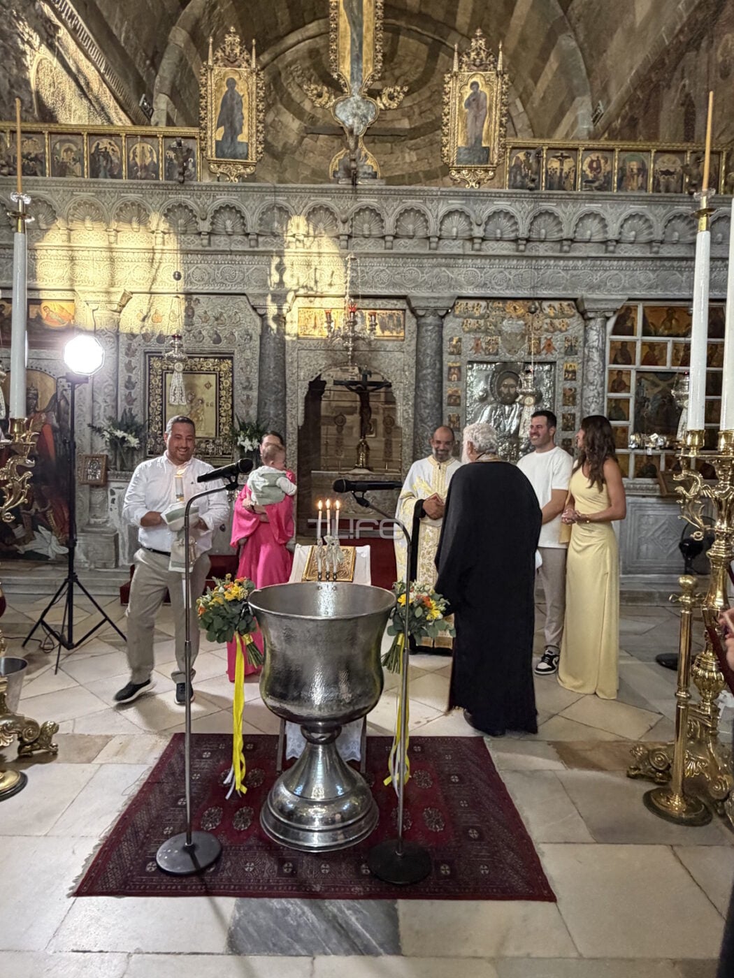 Δώρα Παντέλη – Τζον Μεραμβελιωτάκης: Φωτογραφίες από τη βάφτιση του ενός έτους γιου τους