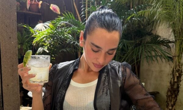 Dot nails: Η Dua Lipa υιοθέτησε την τάση με δύο διαφορετικούς τρόπους