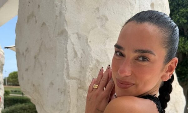 Dua Lipa: Τα 31α γενέθλιά της, η αδημοσίευτη γαμήλια φωτογραφία και οι ευχές από την οικογένειά της