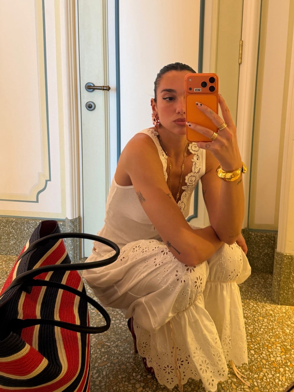 Dua Lipa: Το λευκό σύνολο Chloé που απογειώνει το boho chic