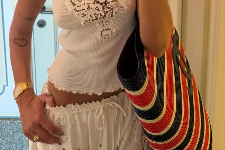 Dua Lipa: Το λευκό σύνολο Chloé που απογειώνει το boho chic