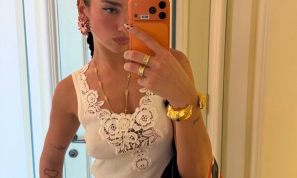 Dua Lipa: Το λευκό σύνολο Chloé που απογειώνει το boho chic
