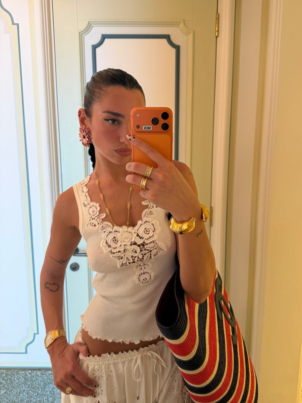 Dua Lipa: Το λευκό σύνολο Chloé που απογειώνει το boho chic