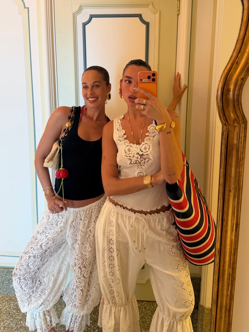 Dua Lipa: Το λευκό σύνολο Chloé που απογειώνει το boho chic