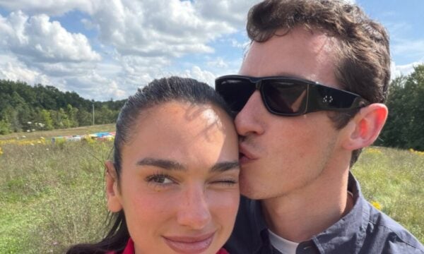 Dua Lipa για τον γάμο της με τον Callum Turner: Ζήσαμε τη μέρα του γάμου μας σαν να ήμασταν κι εμείς καλεσμένοι