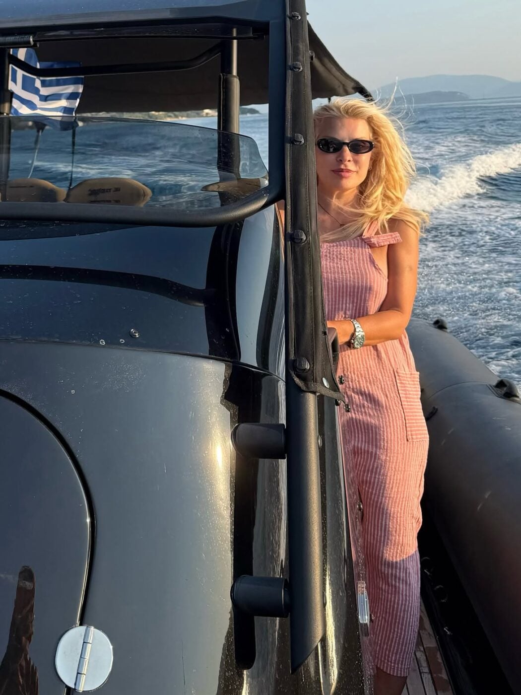 Ελένη Μενεγάκη: Η βόλτα με το σκάφος και οι φωτογραφίες από τις διακοπές της
