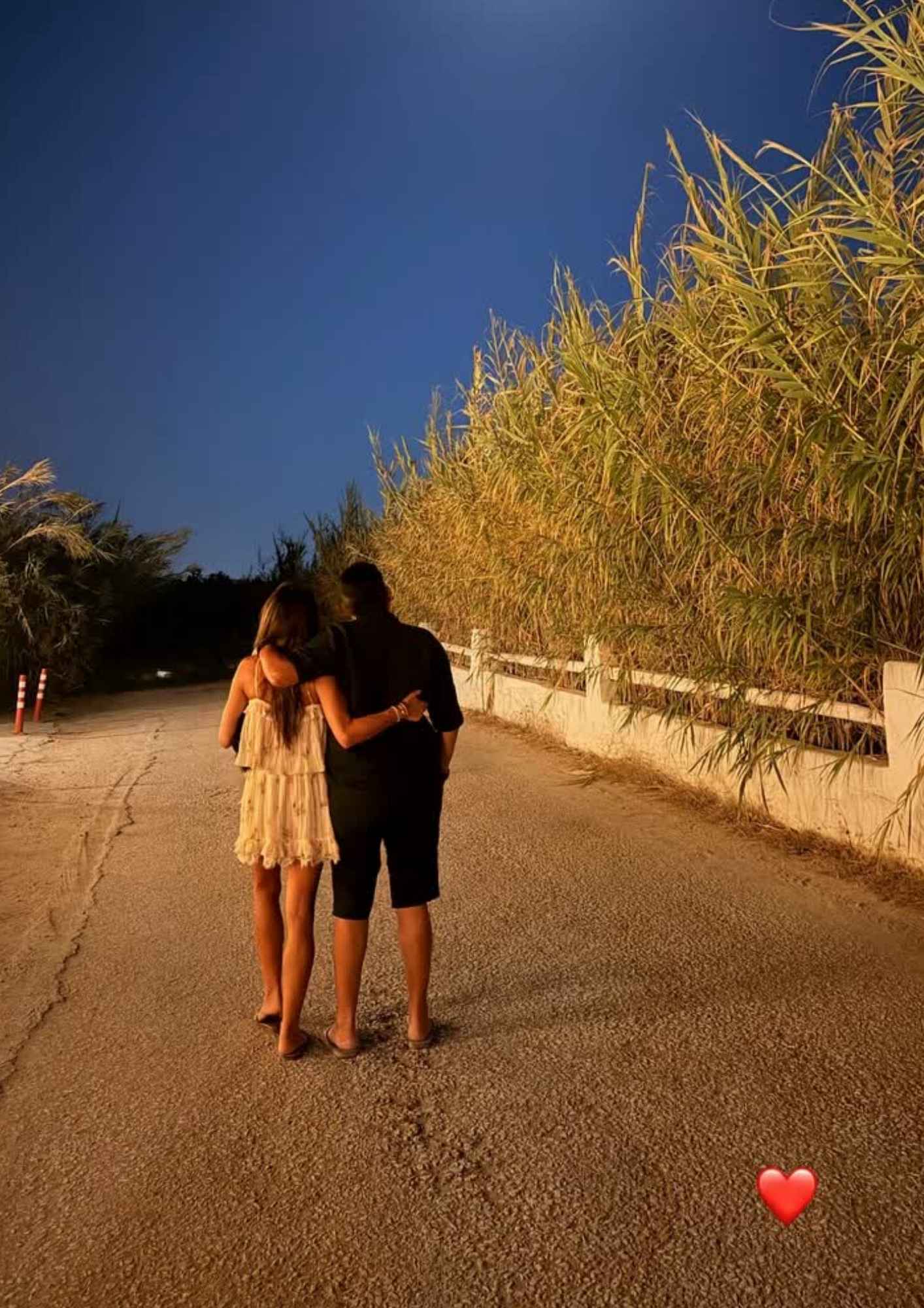 Ελένη Τσολάκη: Βραδινή βόλτα με τον Παύλο Πετρουλάκη και αγκαλιές κάτω από την πανσέληνο