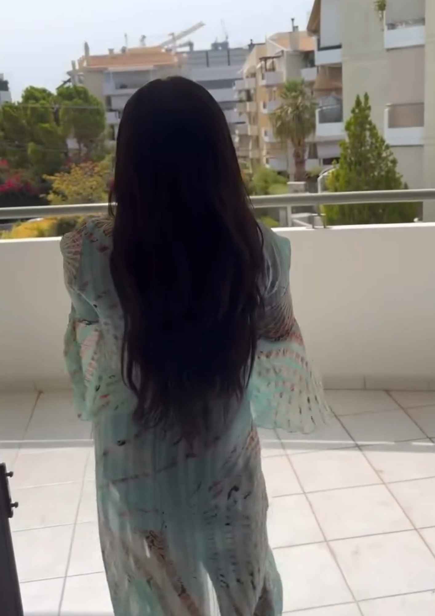 Ελίζαμπεθ Ελέτσι: Στο μπαλκόνι με τον 3 μηνών γιο της το καλοκαίρι της