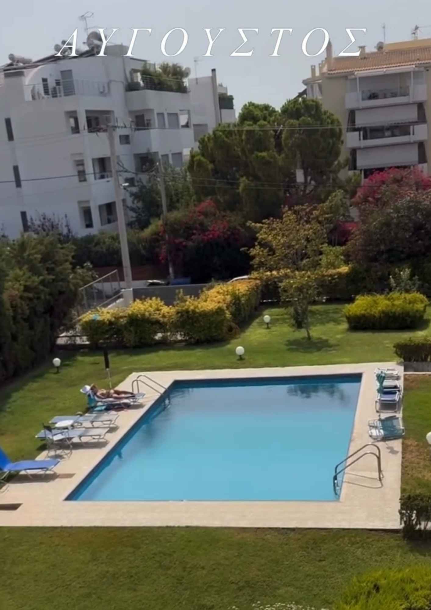 Ελίζαμπεθ Ελέτσι: Στο μπαλκόνι με τον 3 μηνών γιο της το καλοκαίρι της