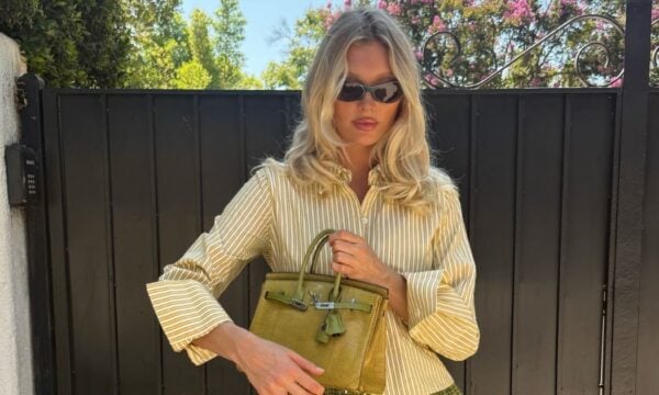 Butter Yellow και Olive Green: Η Elsa Hosk υπογράφει τον πιο sophisticated χρωματικό συνδυασμό με mix n’ match μοτίβα