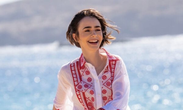 Emily in Paris: Πρώτες φωτογραφίες από τον νέο κύκλο της σειράς με φόντο τη Μύκονο