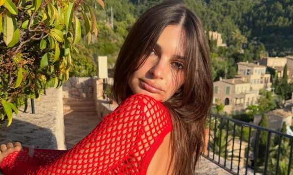 Emily Ratajkowski: Νέες φωτογραφίες από το ελληνικό καλοκαίρι της και το τρυφερό φιλί με τον Romain Gavras