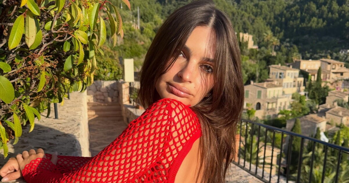 Emily Ratajkowski: Νέες φωτογραφίες από το ελληνικό καλοκαίρι της και το τρυφερό φιλί με τον Romain Gavras