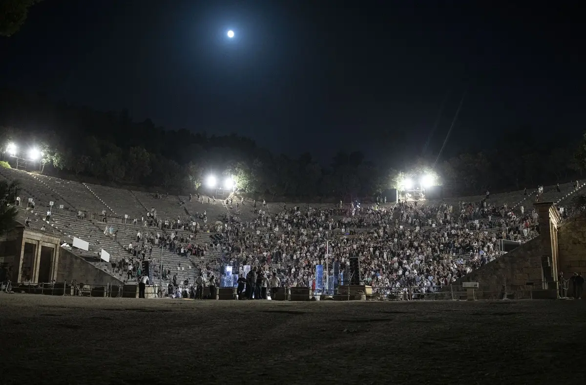 Πασχάλης Τσαρούχας: Έξοδος με τον 20χρονο γιο του στην Επίδαυρο