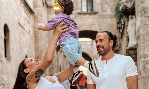 Ευρυδίκη Βαλαβάνη – Γρηγόρης Μόργκαν: Στη Ρόδο με τον ενός έτους γιο τους, «Τα ταξίδια είναι λίγο πιο κουραστικά πια, αλλά και πιο όμορφα»