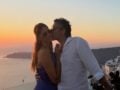 Φίλιππος Μιχόπουλος – Κωνσταντίνα Ευρυπίδου: Αγκαλιασμένοι ποζάρουν στο ηλιοβασίλεμα της Σαντορίνης
